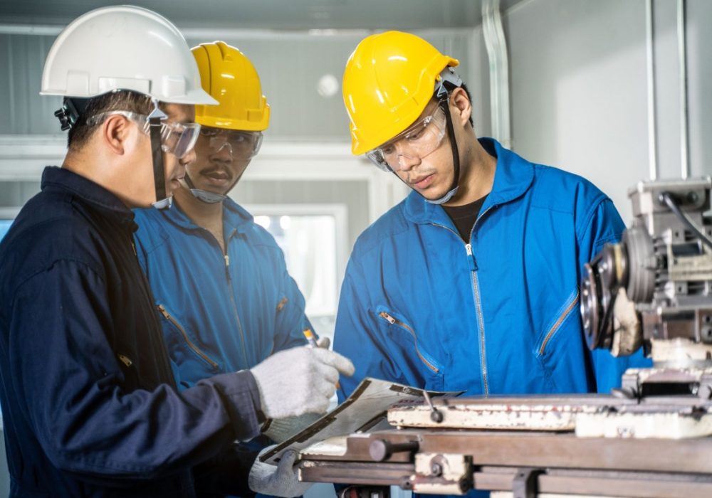 asian-mechanical-workers-working-on-milling-machin-2021-12-09-21-03-39-utc